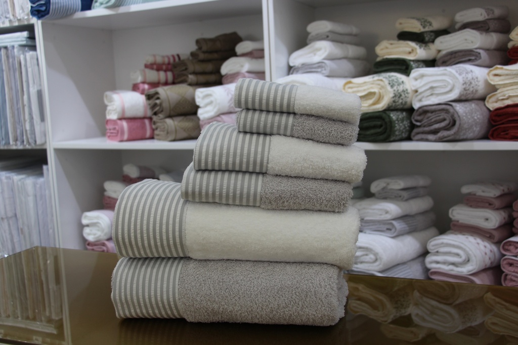 Conjunto de toalhas com padrão às riscas cinzentas e brancas