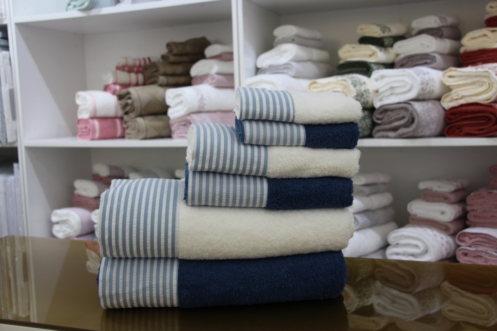 Conjunto de toalhas com padrão às riscas azuis e brancas