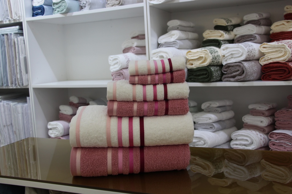 Conjunto de toalhas com padrão às riscas em tons de rosa e branco