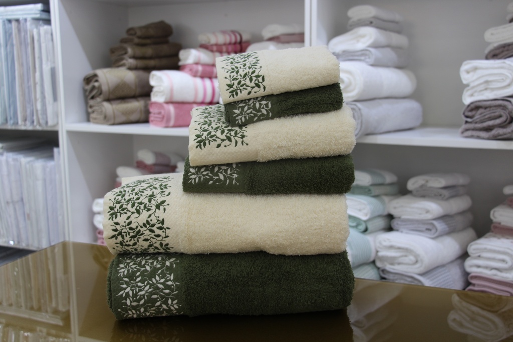 Conjunto de toalhas com padrão de folhas verde escuro e branco