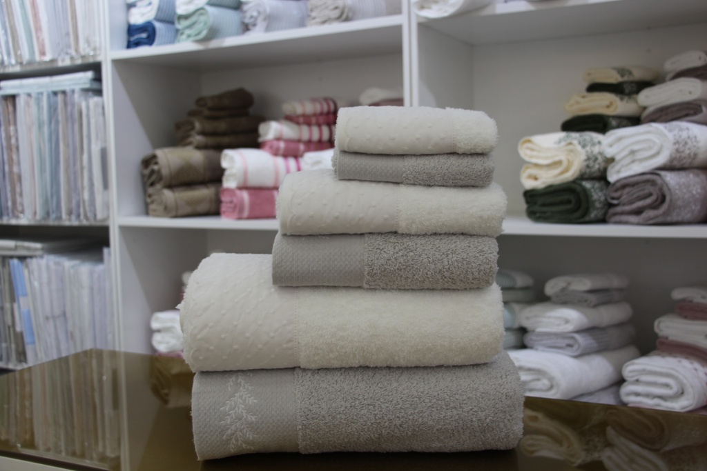 Conjunto de toalhas com detalhes bordados cinzento claro e branco