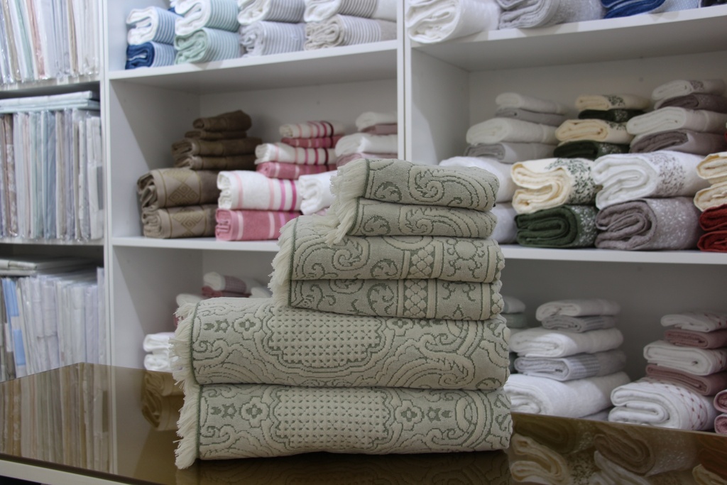 Conjunto de toalhas com padrão arabesco verde e branco