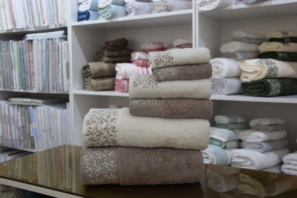 Conjunto de toalhas com padrão de folhas castanho e branco