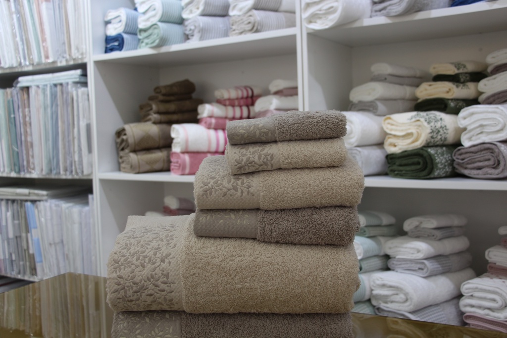 Conjunto de toalhas com padrão de folhas bege e castanho