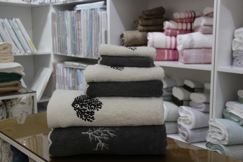 Conjunto de toalhas com padrão de coral cinzento escuro e branco