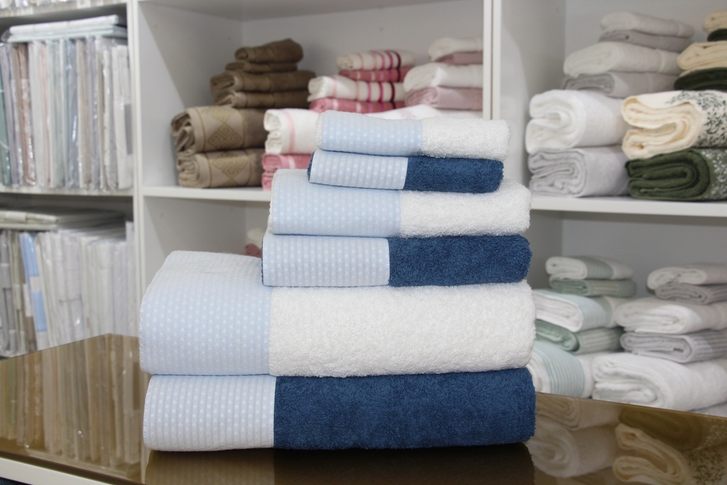 Conjunto de toalhas com padrão às bolinhas azul escuro e branco