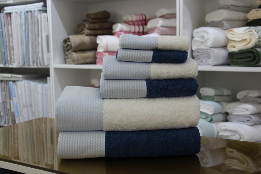 Conjunto de toalhas com padrão às bolinhas azul escuro e branco