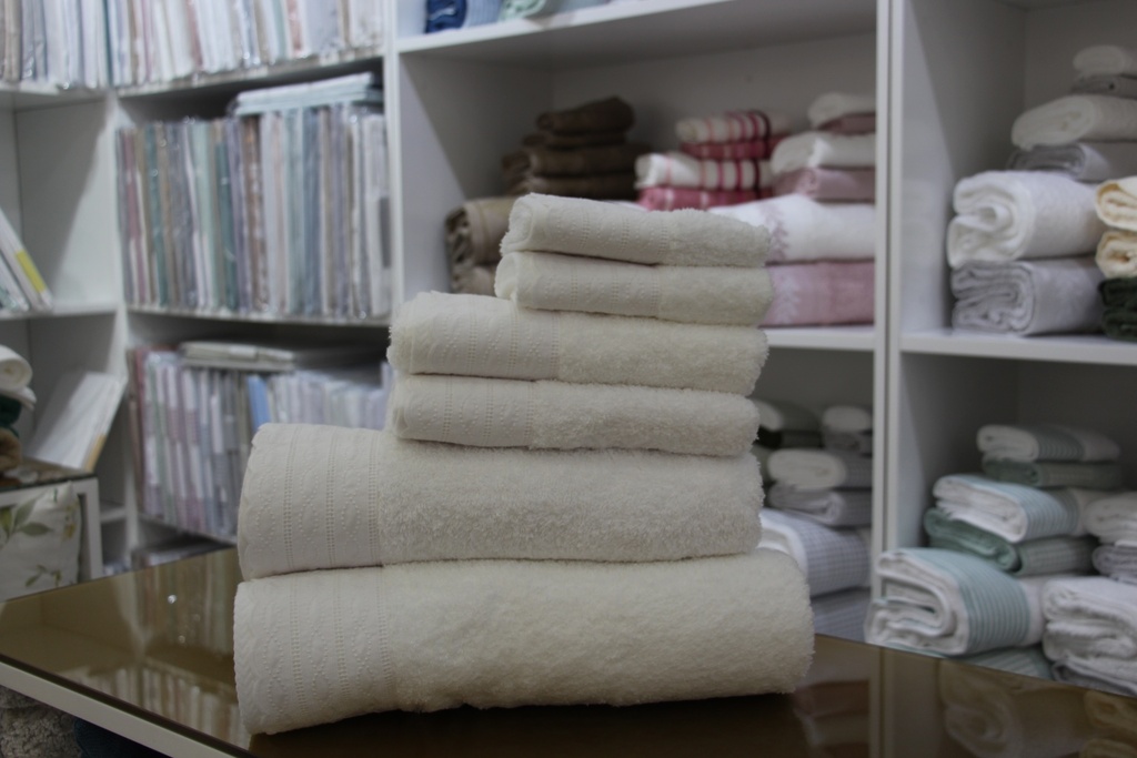 Conjunto de toalhas brancas com detalhes rendados brancos