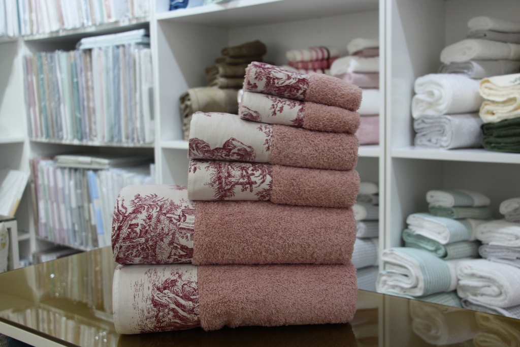 Conjunto de toalhas rosa com padrão Toile de Jouy