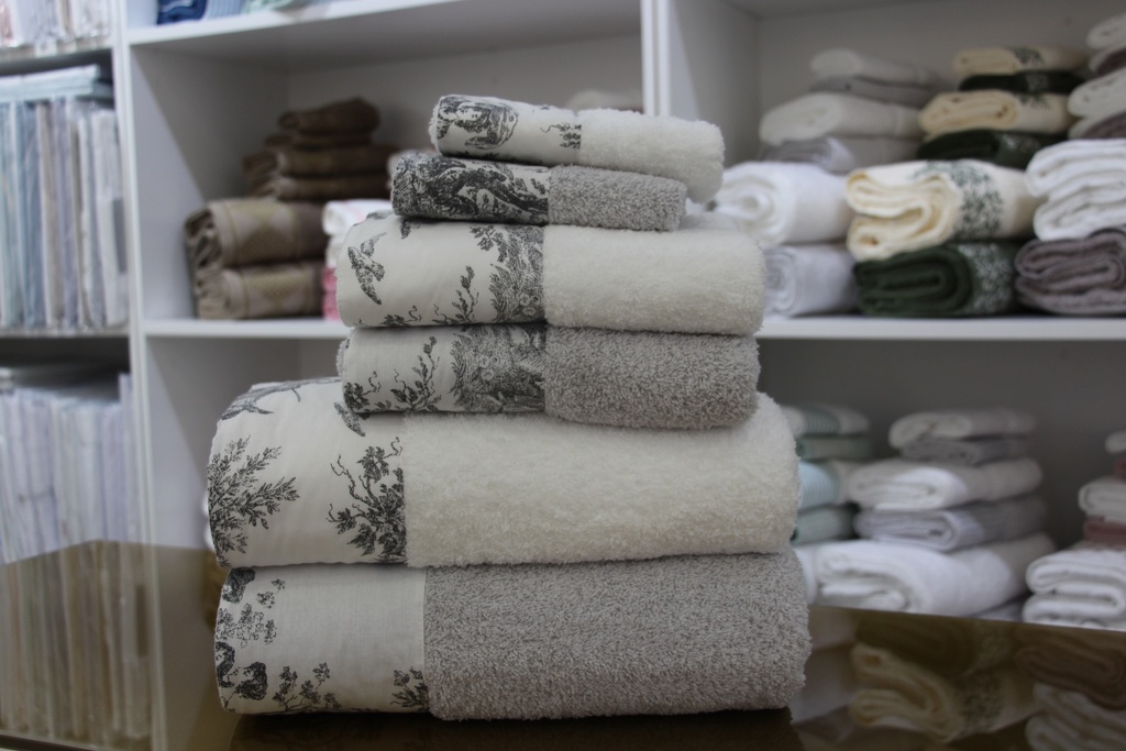 Conjunto de toalhas cinzentas e brancas com padrão Toile de Jouy