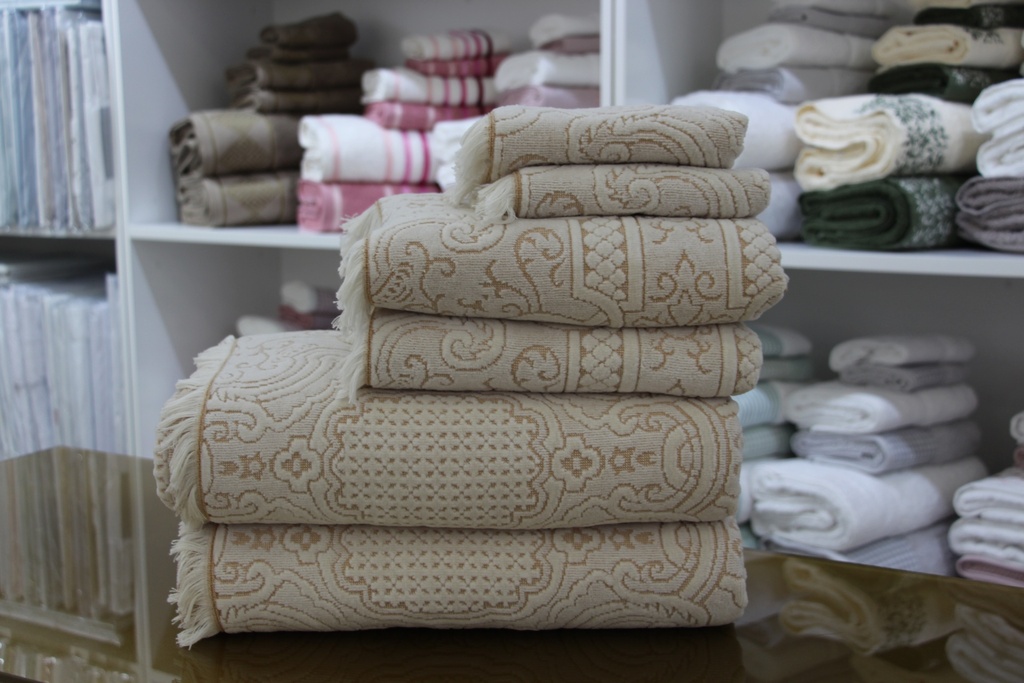 Conjunto de toalhas com padrão arabesco bege e cru
