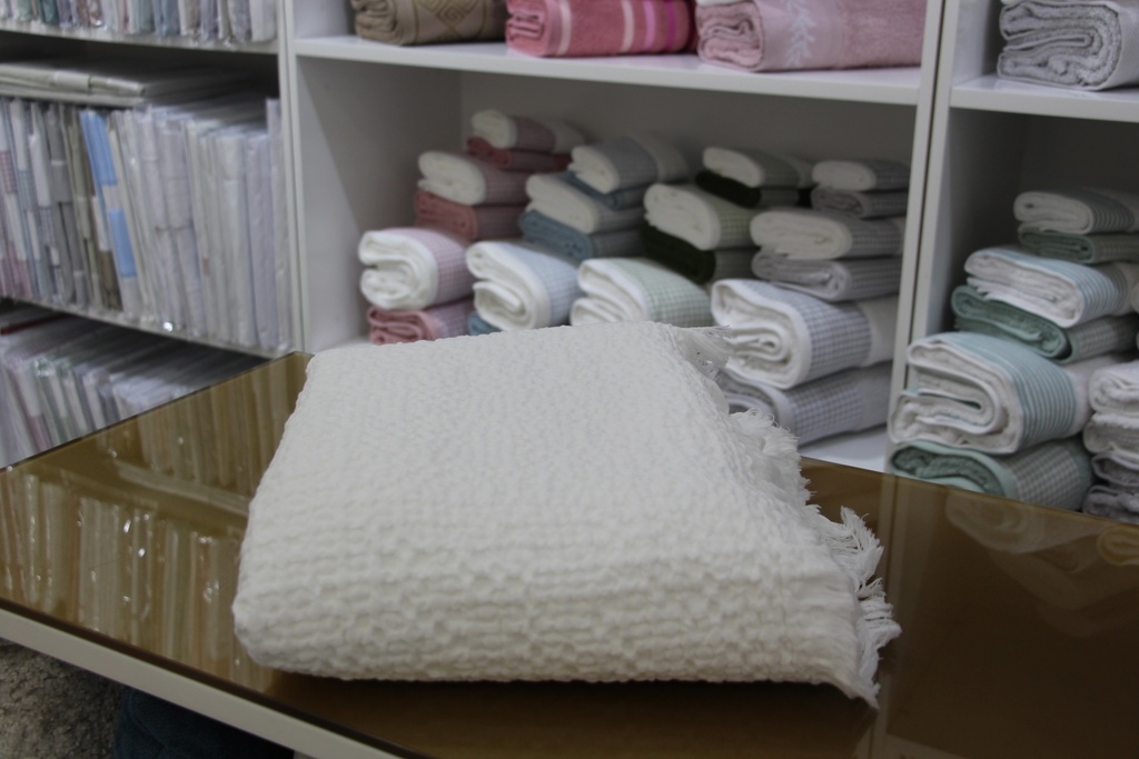 Manta decorativa branco com padrão favo de mel