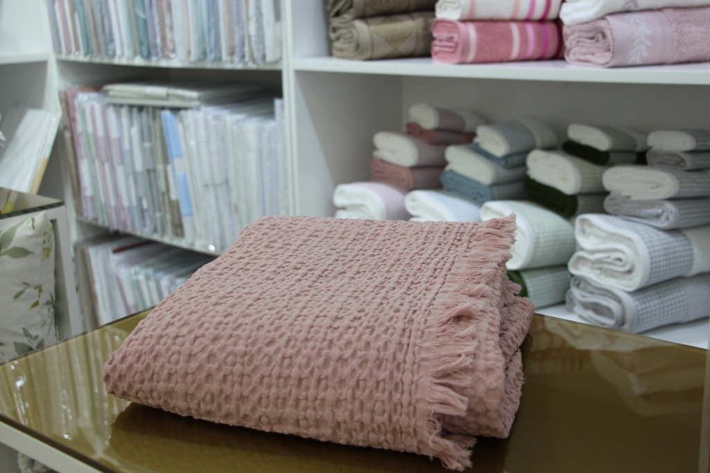 Manta decorativa rosa com padrão de favo de mel