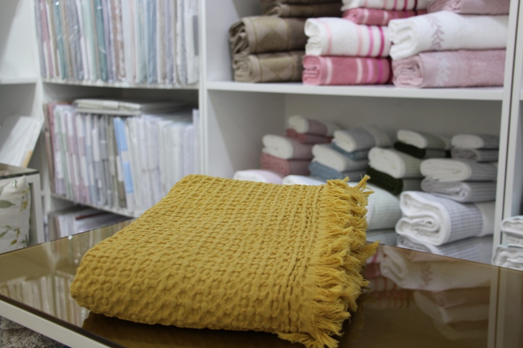 Manta decorativa amarela com padrão de favo de mel