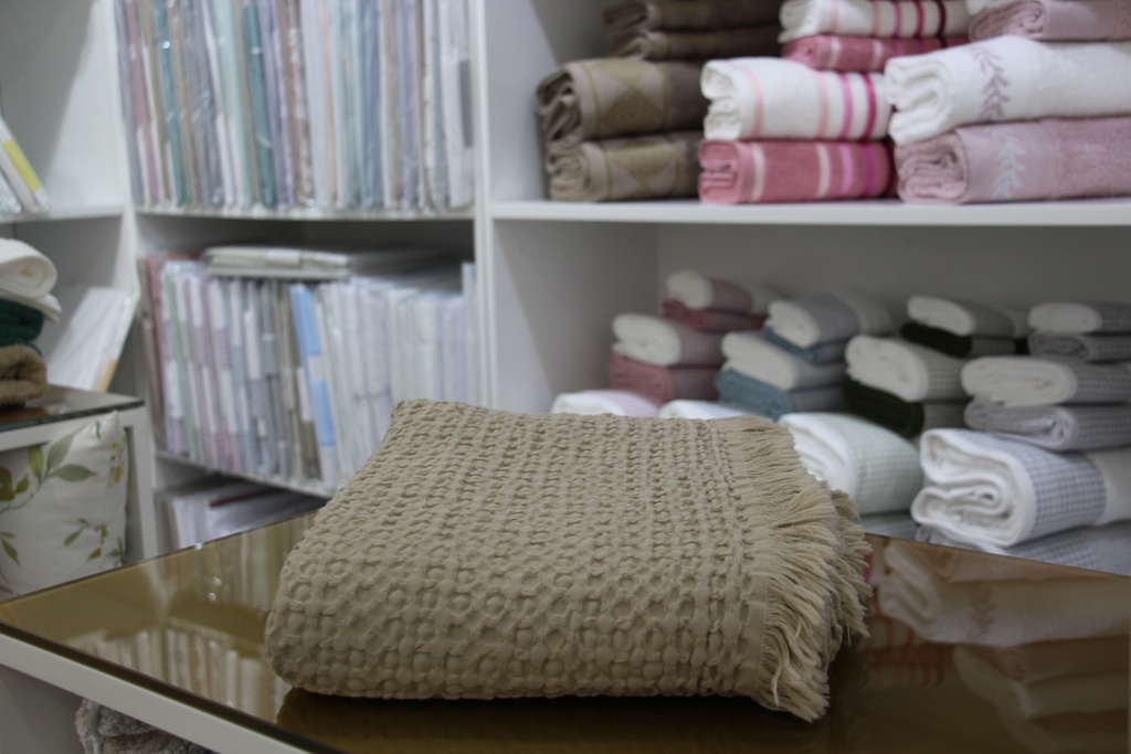 Manta decorativa verde caqui com padrão de favo de mel