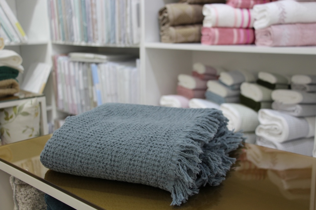 Manta decorativa turquesa com padrão de favo de mel