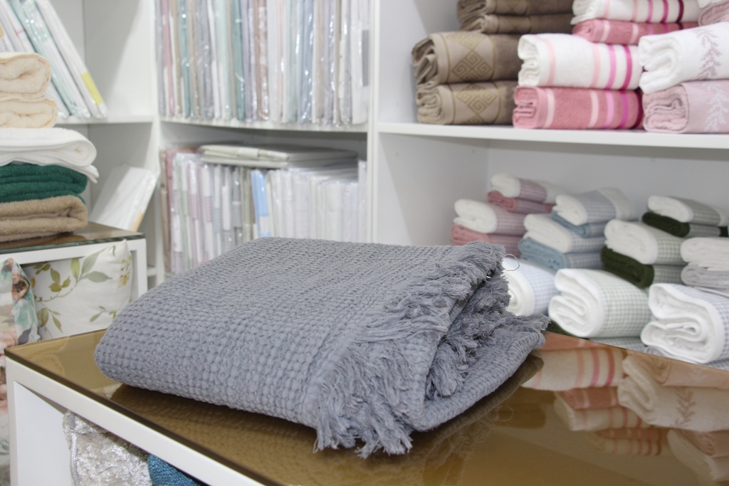 Manta decorativa cinzenta com padrão de favo de mel