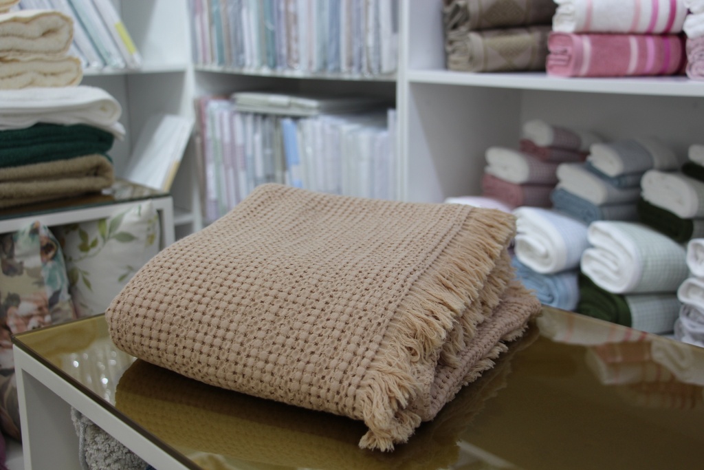 Manta decorativa castanha com padrão de favo de mel