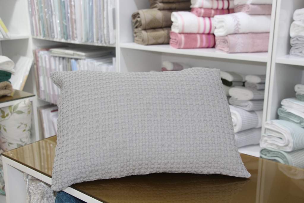 Fronha decorativa cinzenta com padrão favo de mel