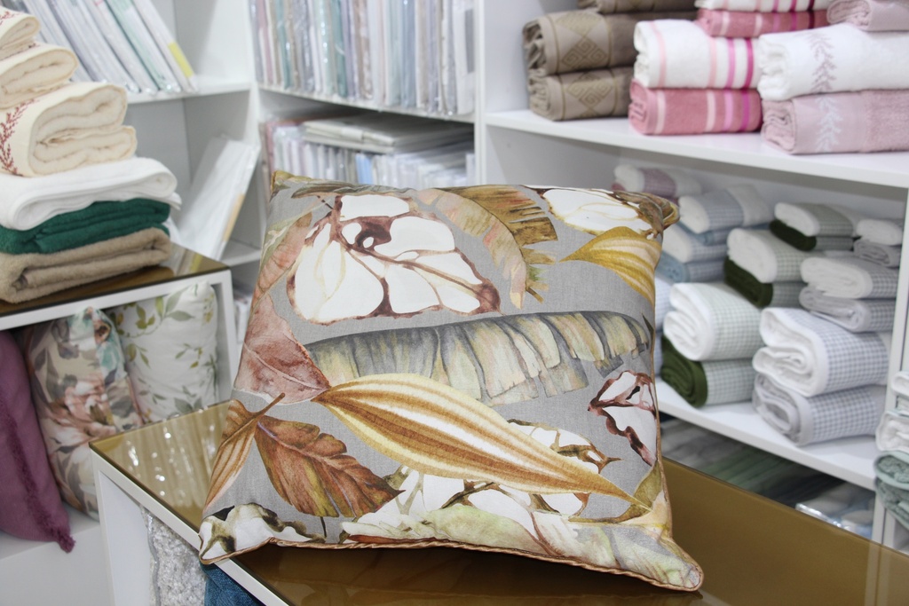 Fronha decorativa cinzenta com padrão de folhas tropicais