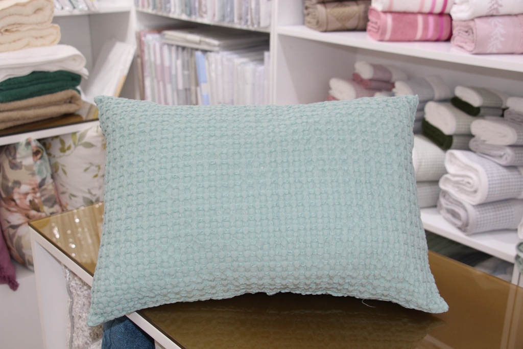 Fronha decorativa verde água com padrão favo de mel