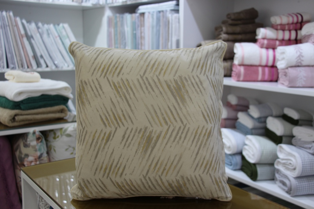Fronha decorativa creme com padrão chevron