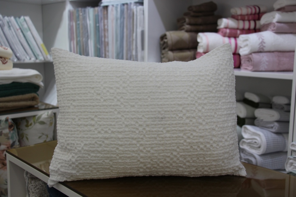 Fronha decorativa branca com padrão favo de mel