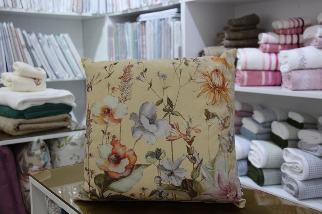 Fronha decorativa amarela com padrão floral