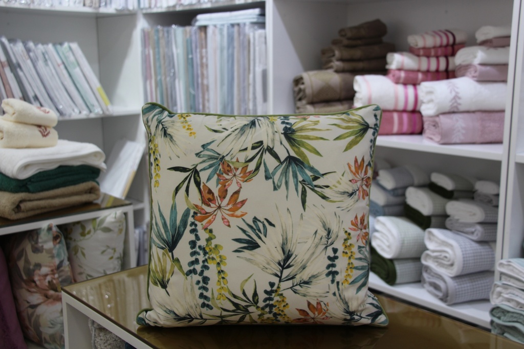 Fronha decorativa creme com padrão botânico