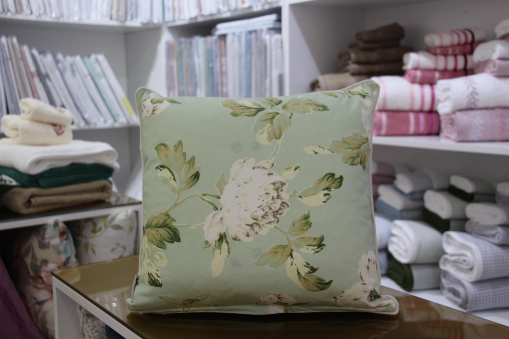 Fronha decorativa verde clara com padrão floral