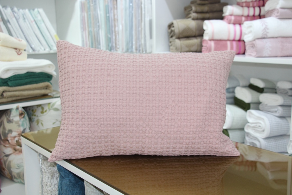 Fronha decorativa rosa com padrão favo de mel