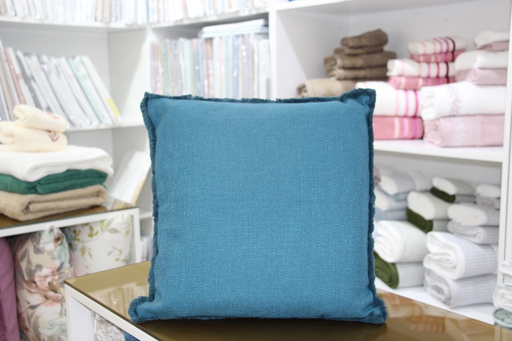 Fronha decorativa azul petróleo com padrão liso texturizado