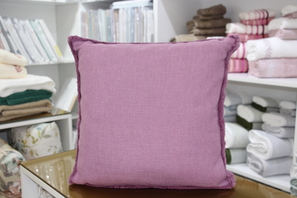 Fronha decorativa rosa com padrão liso texturizado