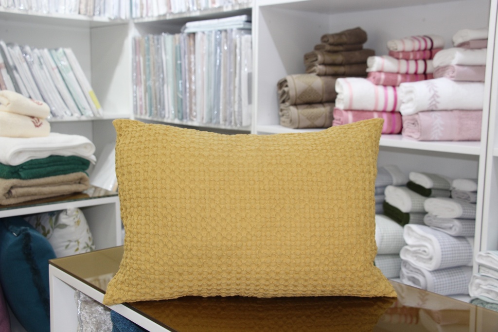 Fronha decorativa amarela com padrão favo de mel