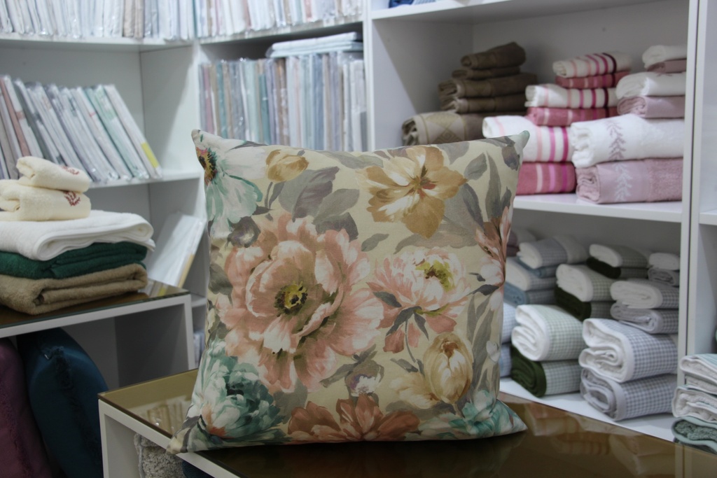 Fronha decorativa bege com padrão floral