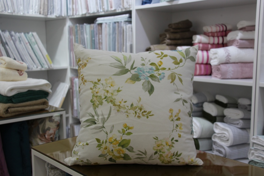 Fronha decorativa branca com padrão floral