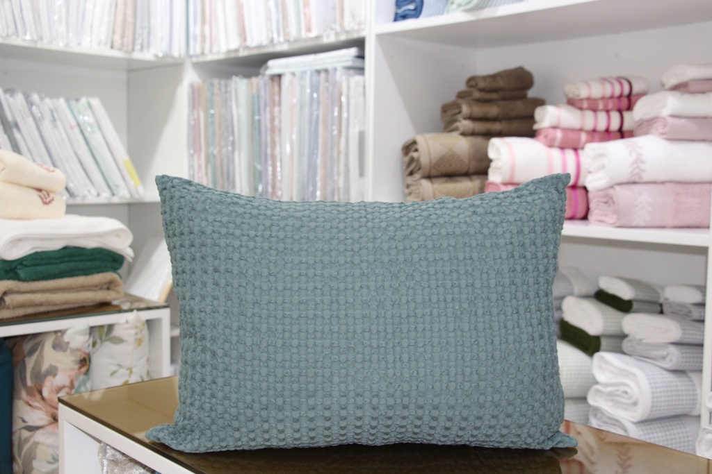 Fronha decorativa azul com padrão favo de mel