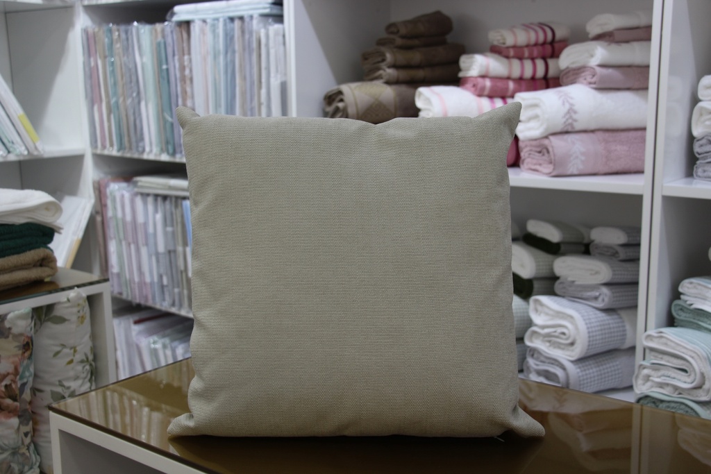 Fronha decorativa bege com padrão liso texturizado