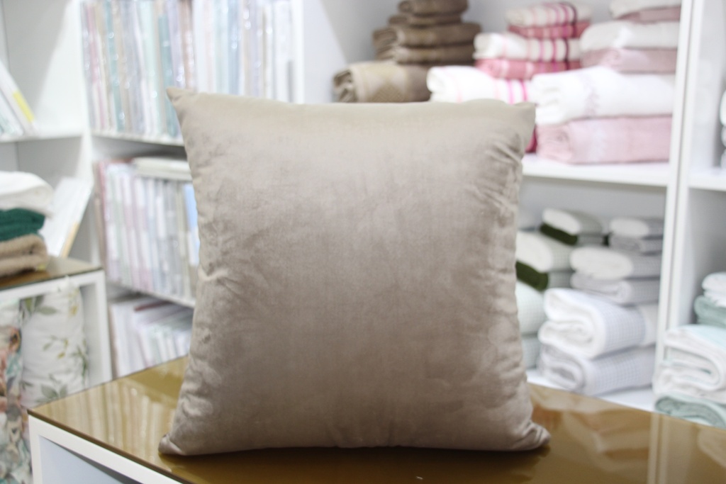 Fronha decorativa taupe com padrão liso aveludado