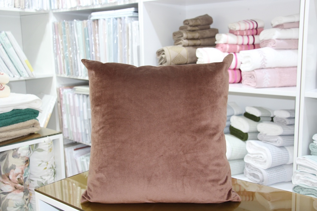 Fronha decorativa castanha com padrão liso aveludado