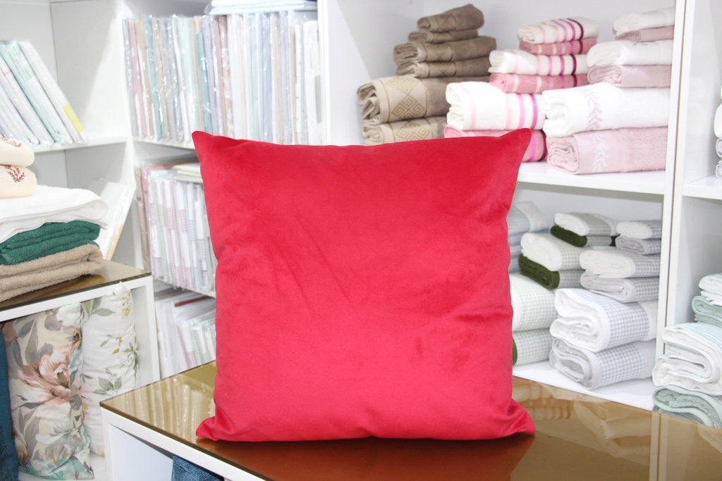 Fronha decorativa vermelha com padrão liso aveludado