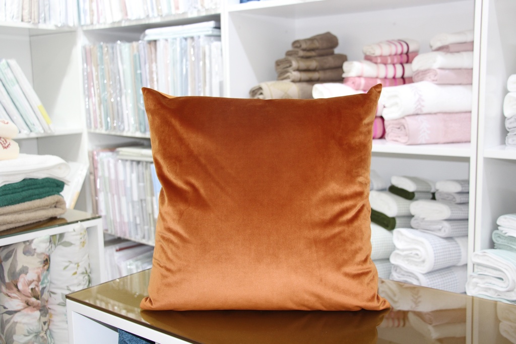 Fronha decorativa cor de laranja com padrão liso aveludado