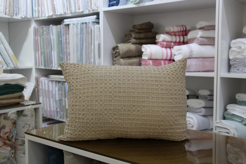 Fronha decorativa bege com padrão favo de mel