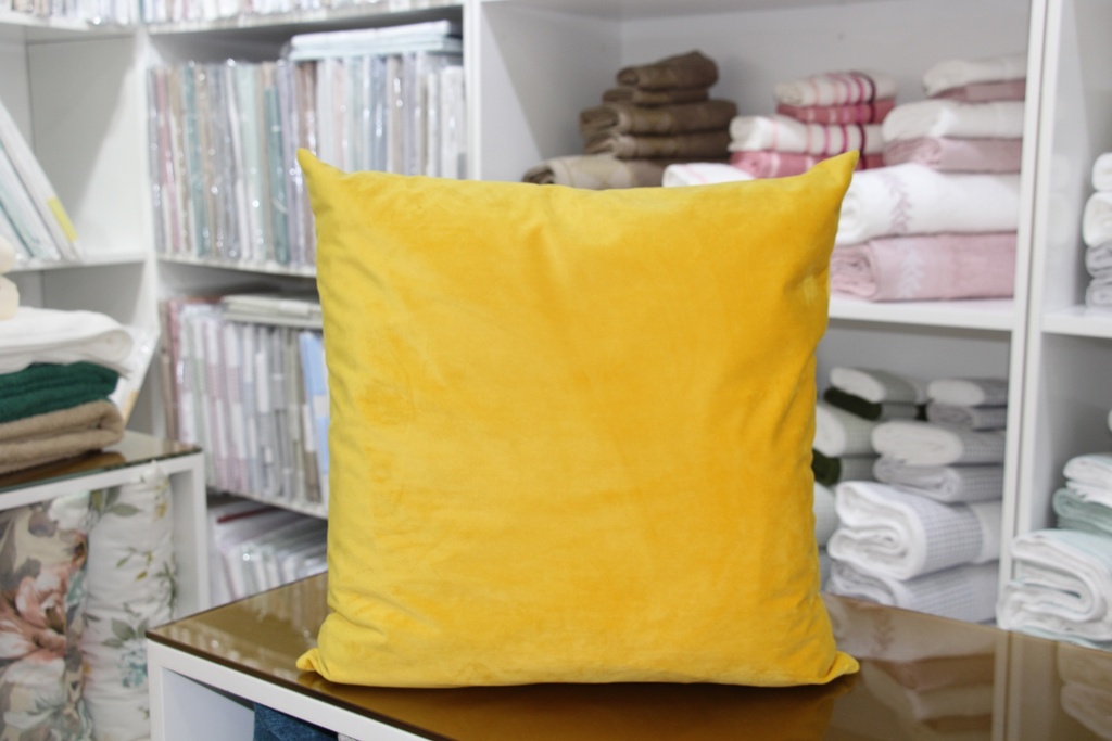 Fronha decorativa amarela com padrão liso aveludado