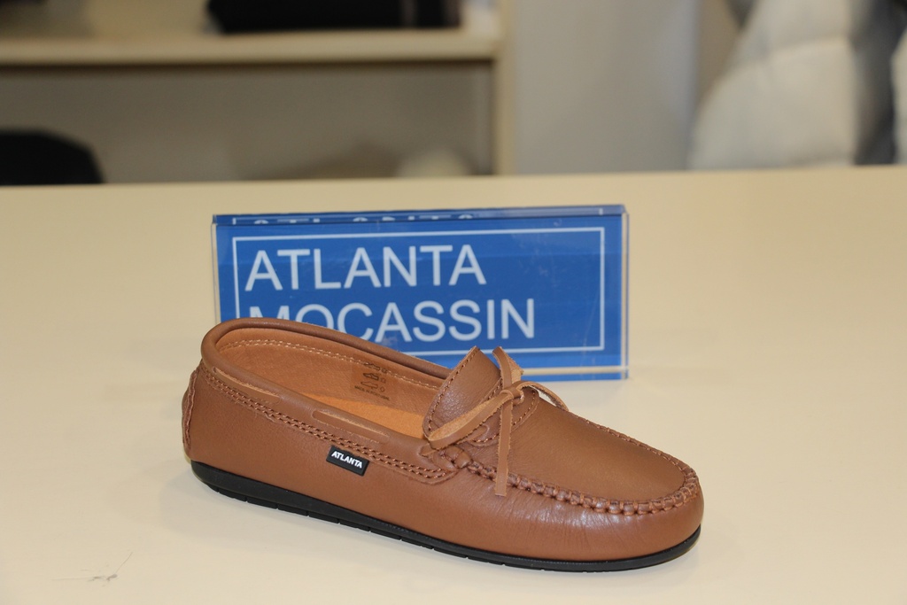 Mocassim castanho claro em pele com atacadores