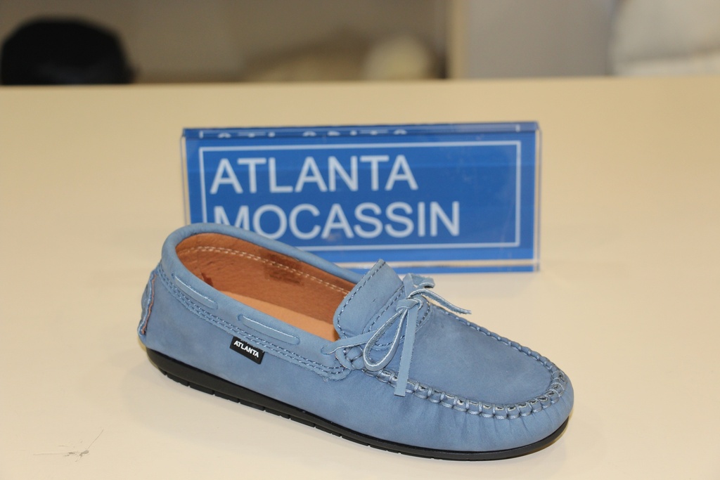 Mocassim azul claro em carmuça com atacadores