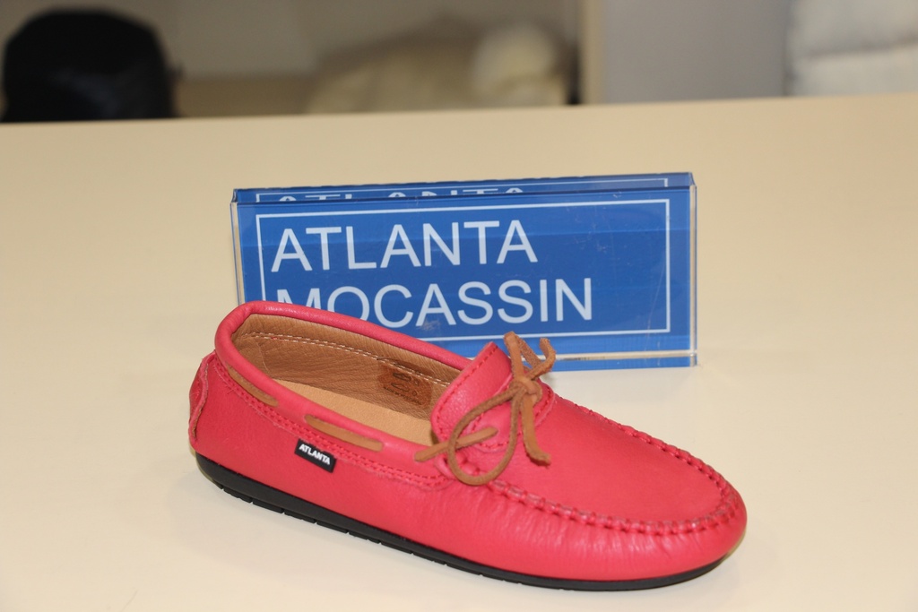Mocassim de pele vermelho com atacadores castanhos