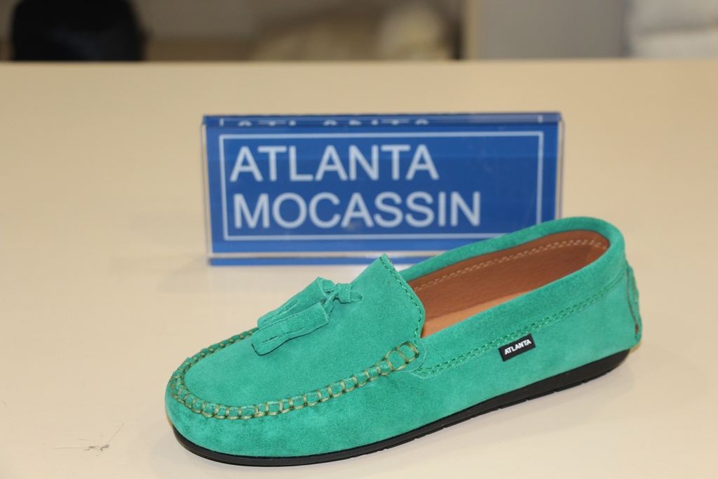 Mocassim verde água em camurça com berloques