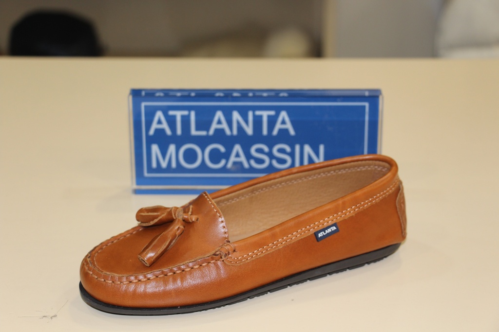 Mocassin castanho em pele com berloques