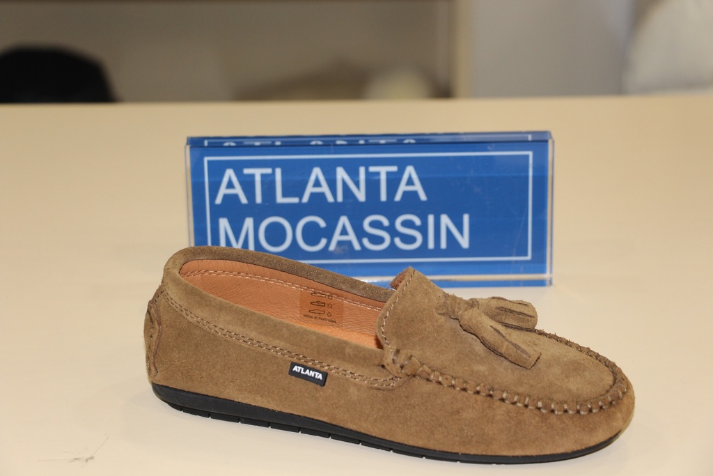 Mocassin bege em camurça com berloques